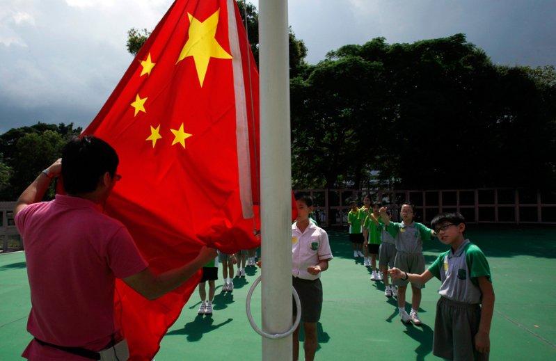 美企CEO年会高空登场意外身亡:链条突然断裂 二人双双坠落